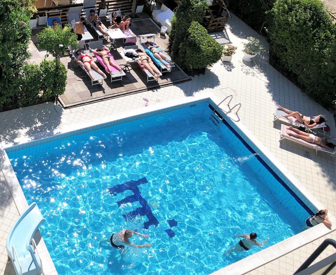 Hotel Marzia Con Piscina Riccione Exteriér fotografie