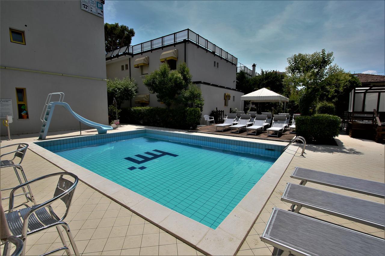 Hotel Marzia Con Piscina Riccione Exteriér fotografie