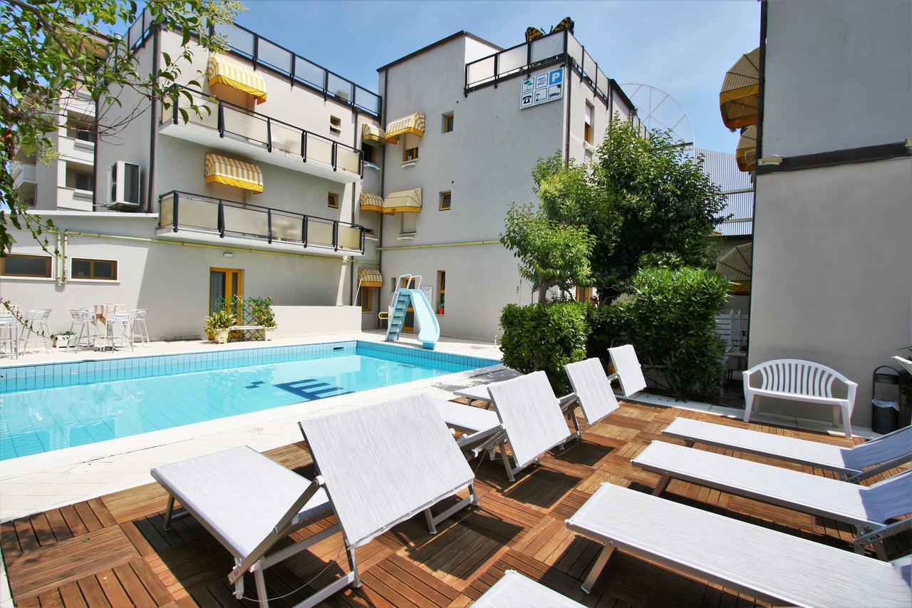 Hotel Marzia Con Piscina Riccione Exteriér fotografie