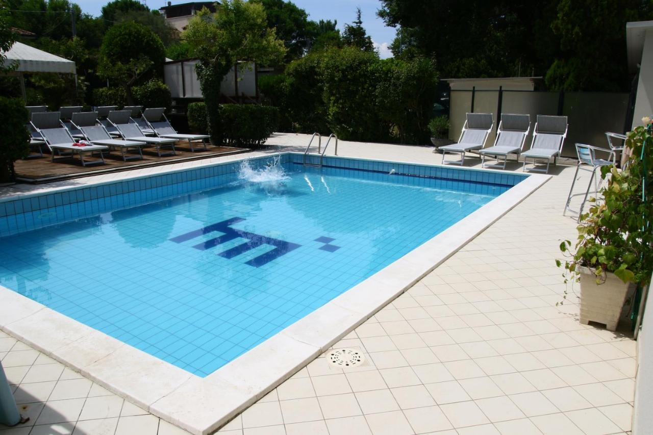 Hotel Marzia Con Piscina Riccione Exteriér fotografie
