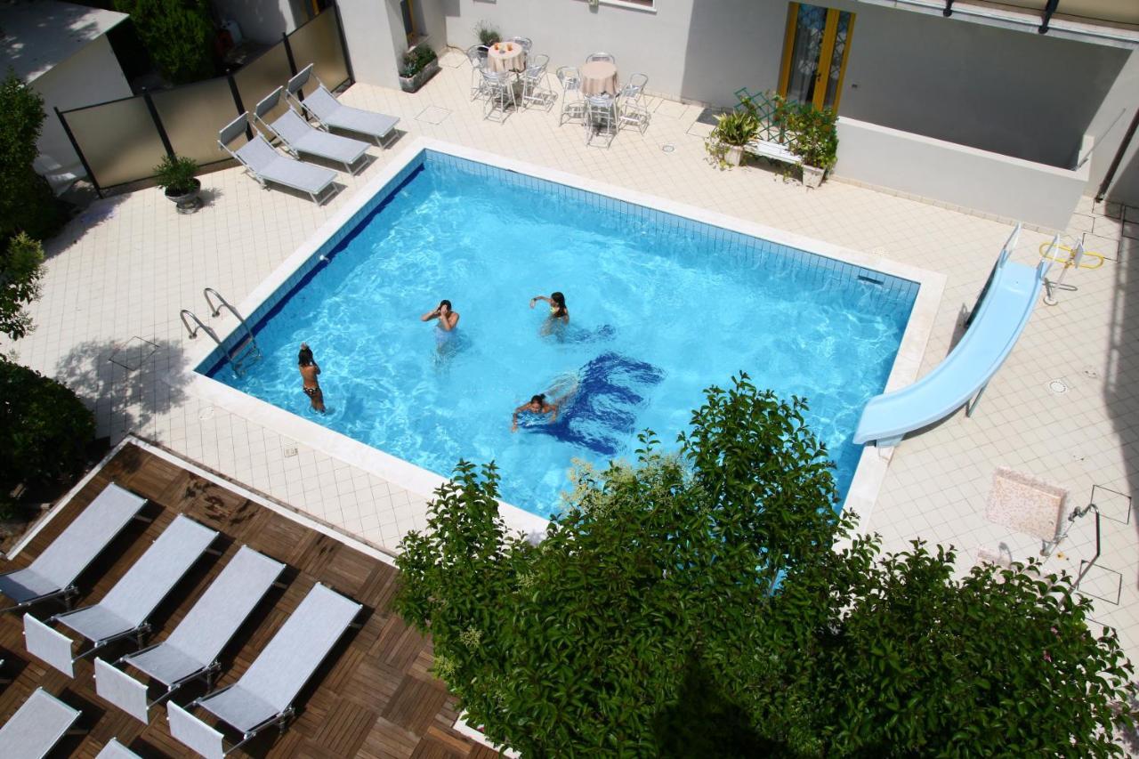 Hotel Marzia Con Piscina Riccione Exteriér fotografie