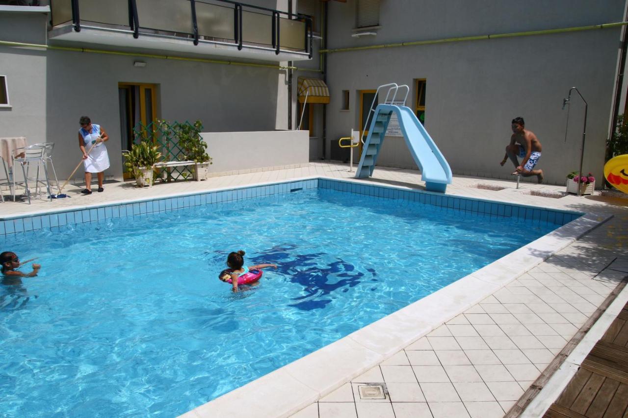 Hotel Marzia Con Piscina Riccione Exteriér fotografie