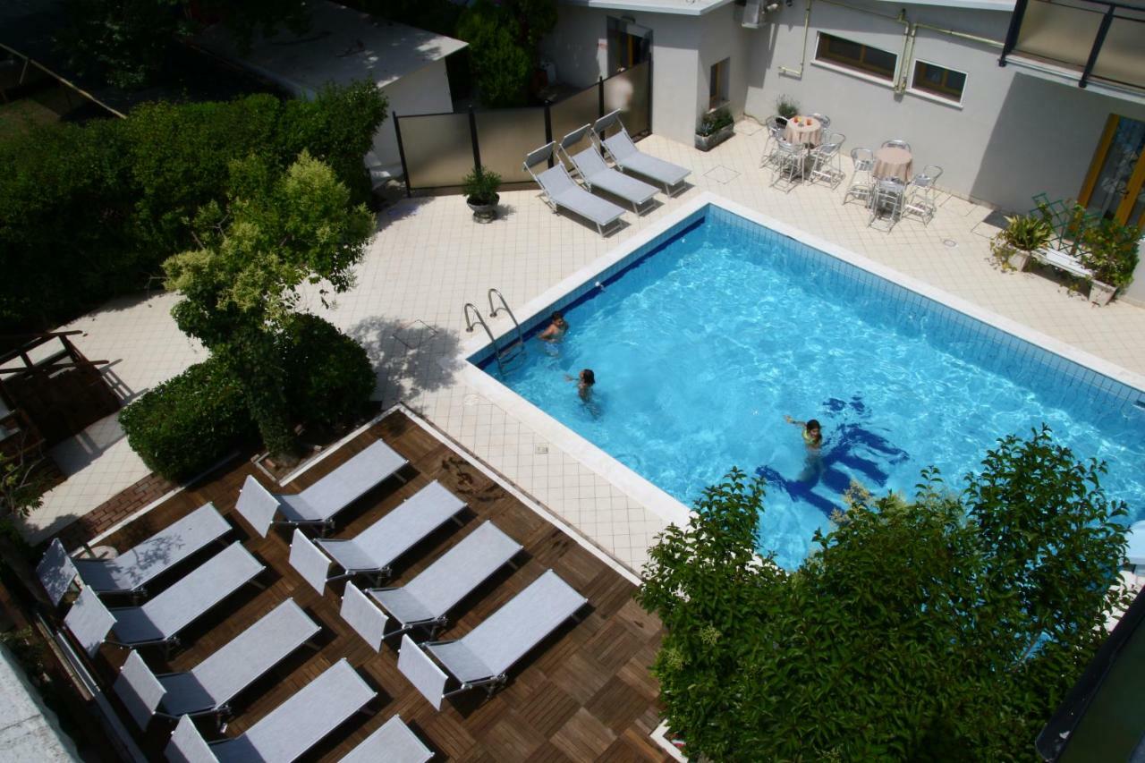 Hotel Marzia Con Piscina Riccione Exteriér fotografie