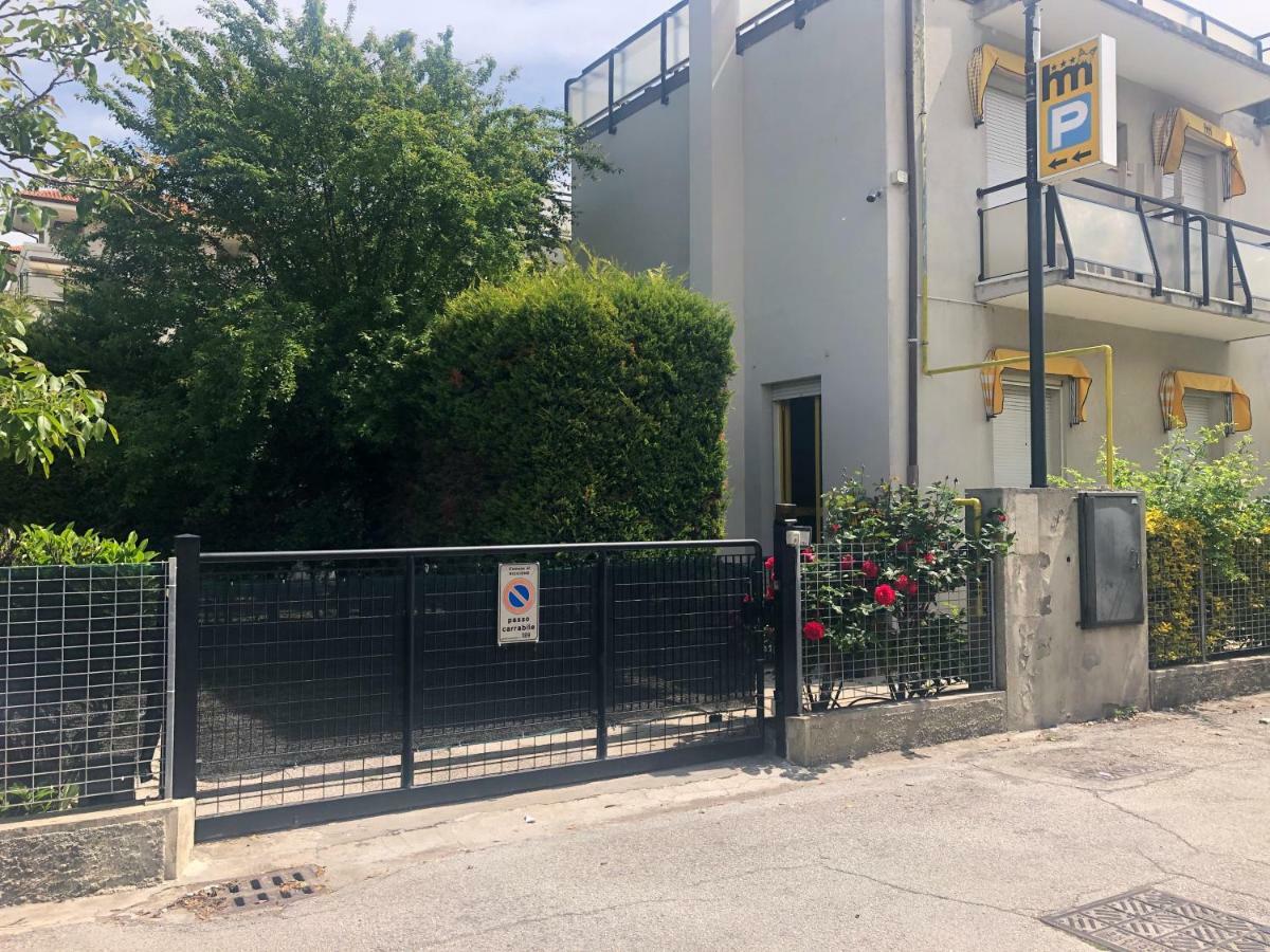 Hotel Marzia Con Piscina Riccione Exteriér fotografie