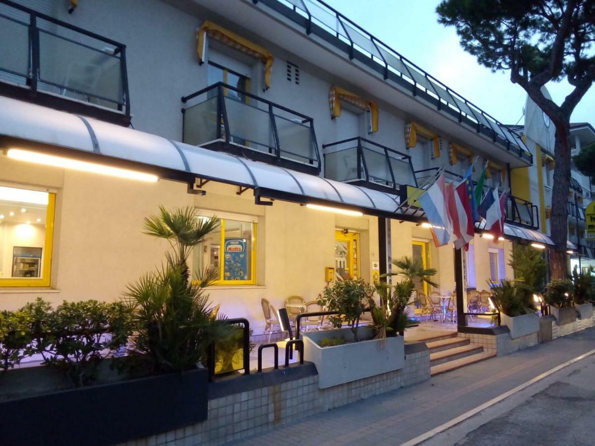 Hotel Marzia Con Piscina Riccione Exteriér fotografie