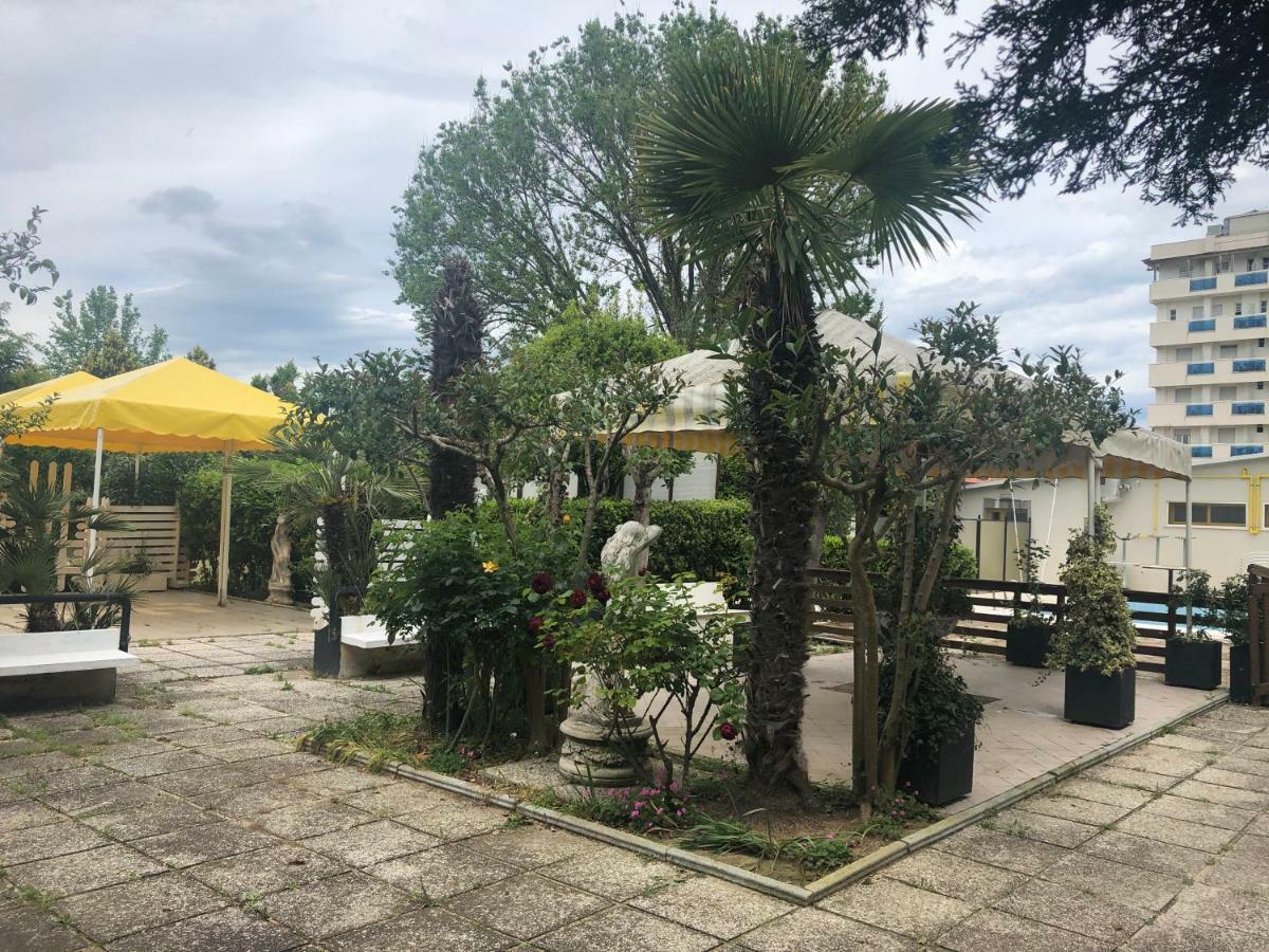 Hotel Marzia Con Piscina Riccione Exteriér fotografie