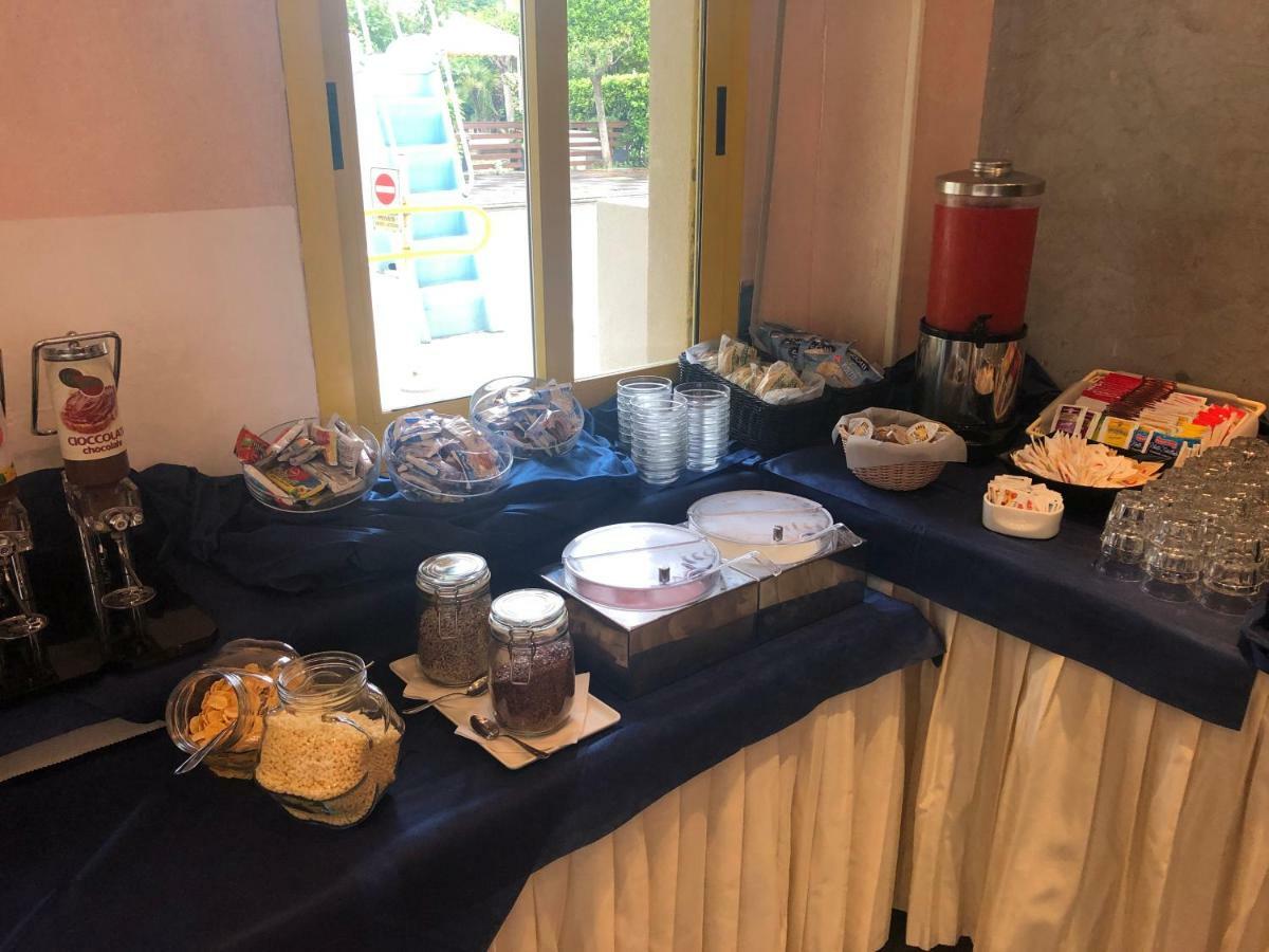 Hotel Marzia Con Piscina Riccione Exteriér fotografie